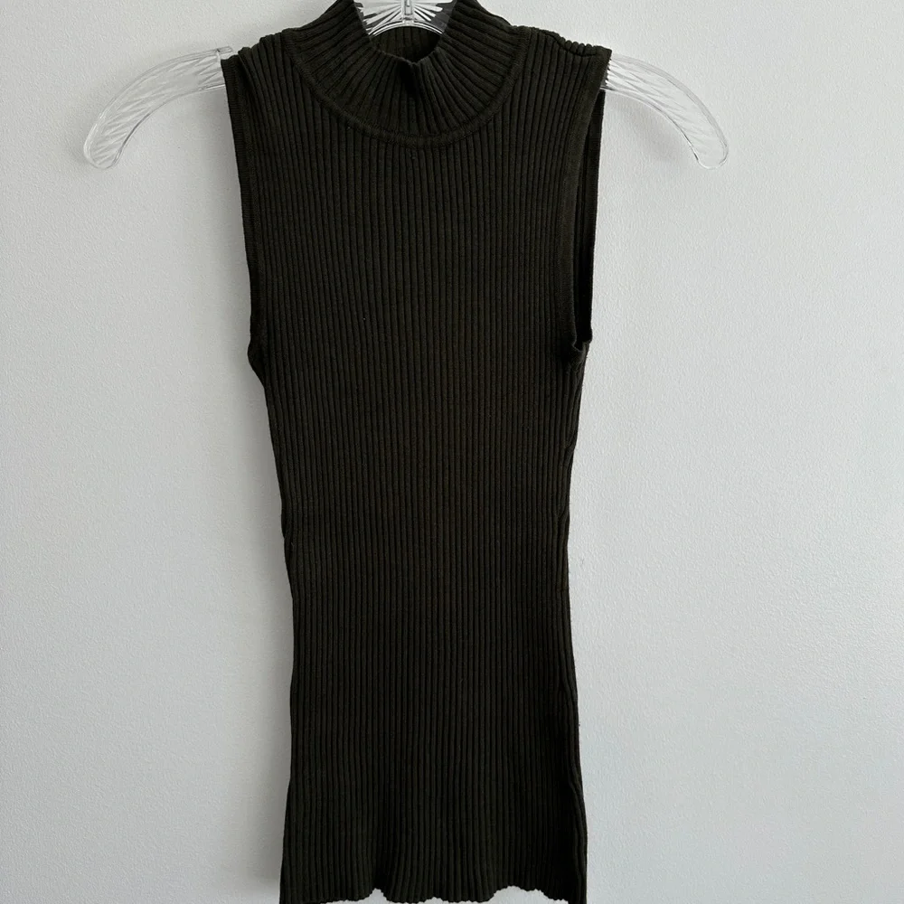 Hooked Up By I.O.T Sleeveless Turtleneck Ribbed Top in Green / Khaki Extra Small